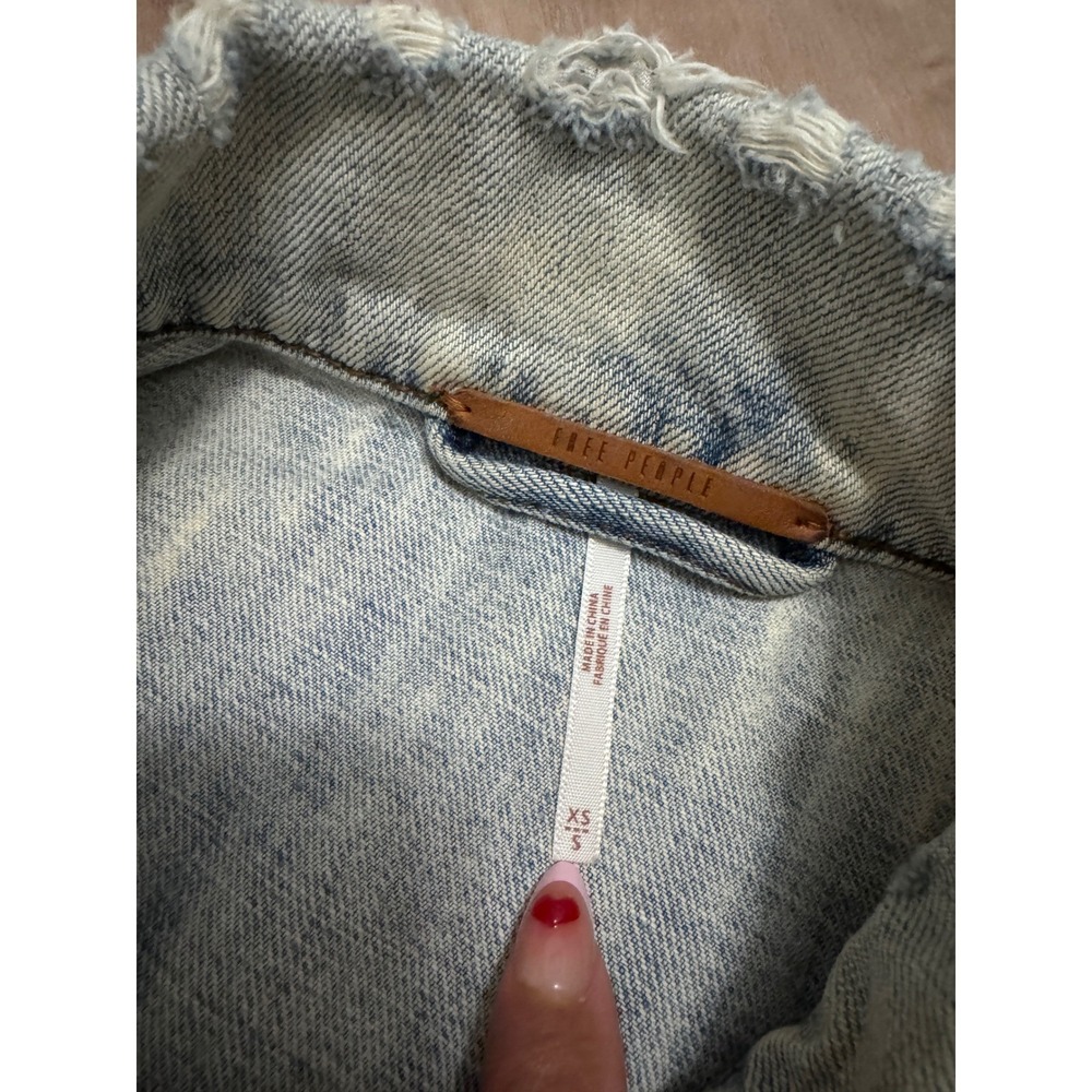Free People Light‎ Wash Distressed Denim Trucker Jacket XS S Oversized Cotton j1 - Picture 4 of 7
